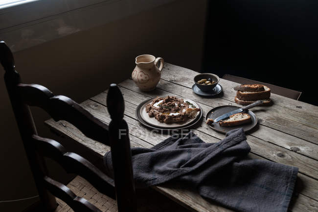 Paté de lentejas en plato sobre mesa de madera rústica - foto de stock