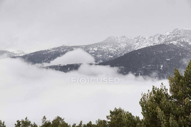 Lindas nuvens e neblina entre a paisagem de cumes de montanha — Fotografia de Stock