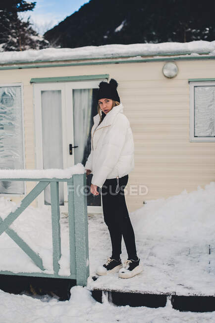 Jeune femme restant dehors en hiver — Photo de stock
