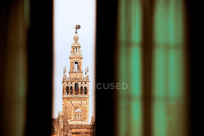 Antikes Gebäude durch Fenster — Stockfoto