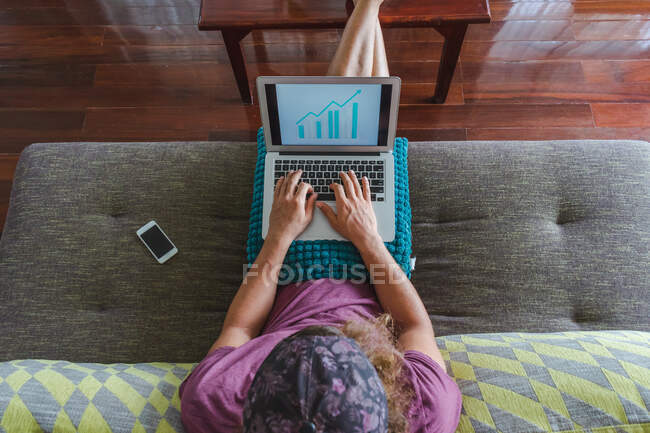 Homem descansando e usando laptop — Fotografia de Stock