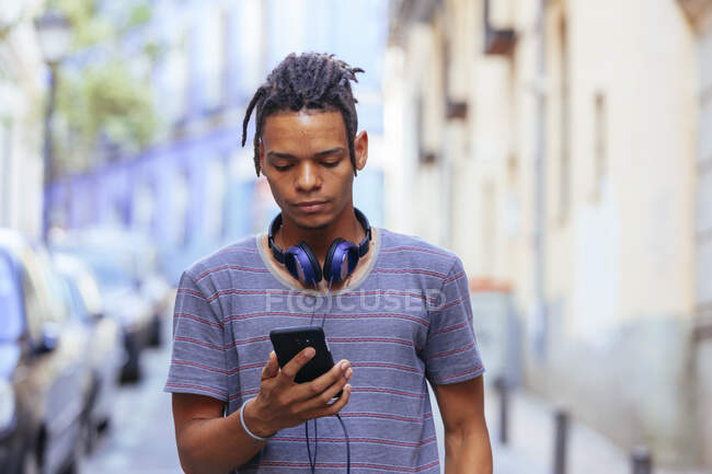 Africano americano cara em fones de ouvido na rua — Fotografia de Stock