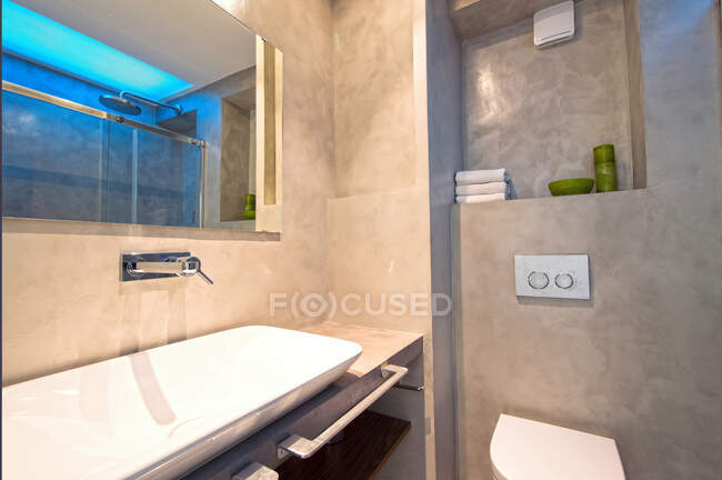 Banheiro elegante com todas as conveniências no quarto de hotel de luxo. — Fotografia de Stock