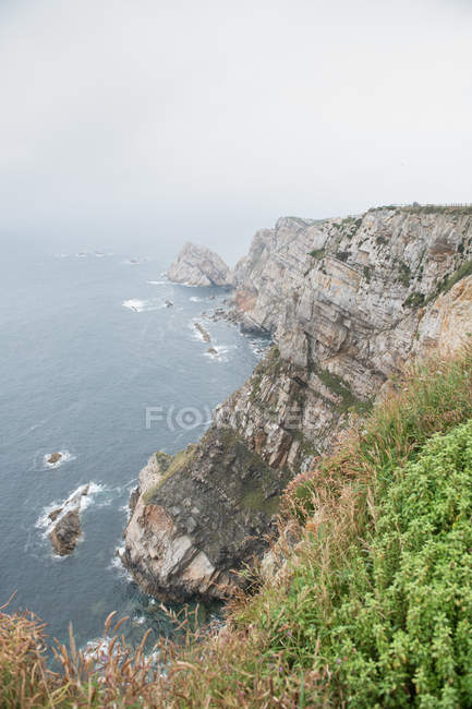 Falaises rocheuses et mer magnifique le jour de brouillard — Photo de stock