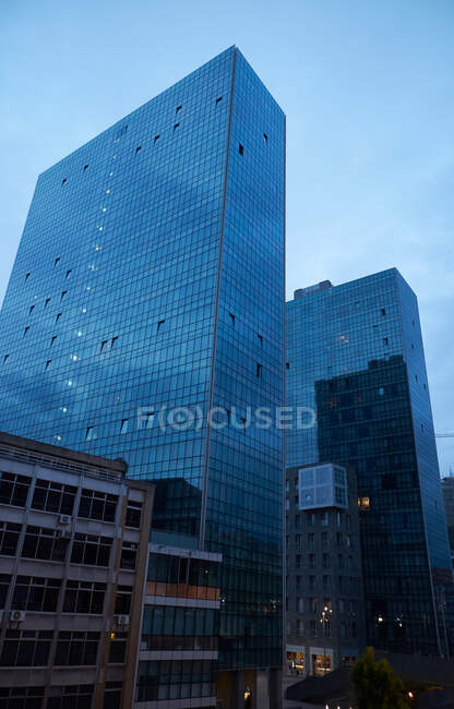 Arranha-céus modernos com janelas de vidro — Fotografia de Stock