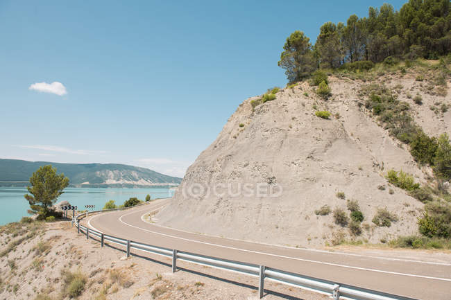 Roadside of narrow countryside road at sea — Stock Photo