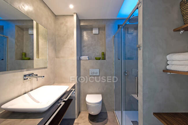 Стильная ванная комната со всеми удобствами в роскошном номере отеля. — стоковое фото