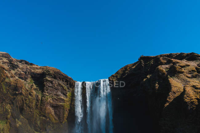 Wasserfalllandschaft von einem großen Berg mit blauem Himmel in Island — Stockfoto