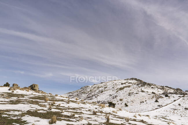 Paisaje en las montañas, nieve y cielo en una soleada tarde de invierno. - foto de stock