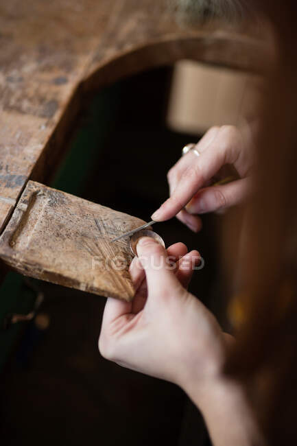 Close-up Hände von Frauen schnitzen und Pinsel kleine Details mit Pinsel am Schreibtisch — Stockfoto