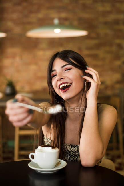 Junge Dame im Café macht Fratze — Stockfoto