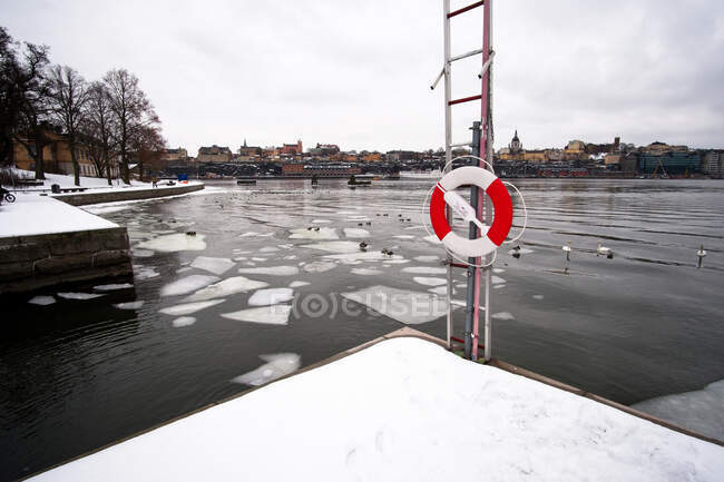 Port dans rivière gelée — Photo de stock