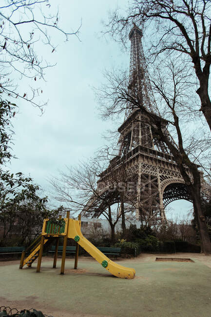 Blick auf Rutsche und Eiffelturm — Stockfoto