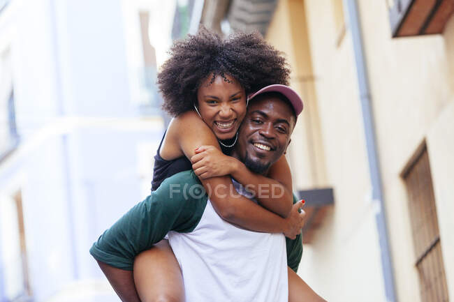 Mann und Frau amüsieren sich auf der Straße — Stockfoto