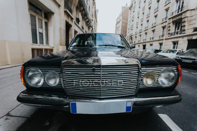 Voiture vintage noire garée dans la rue à Paris, France. — Photo de stock