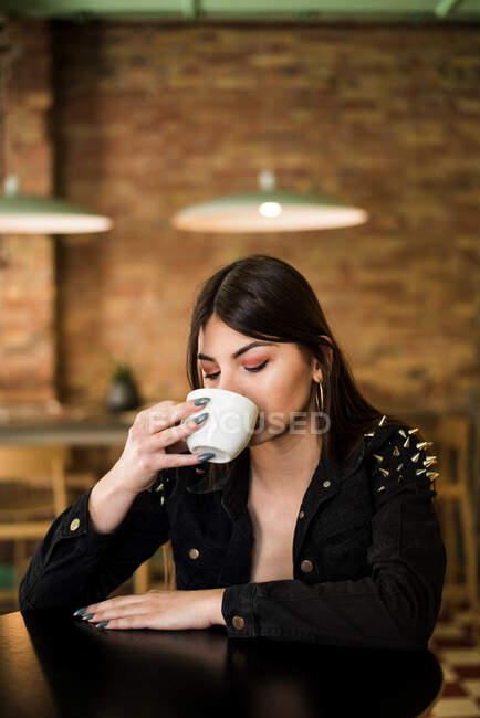 Beautiful lady sitting in cafe with coffee — Stock Photo