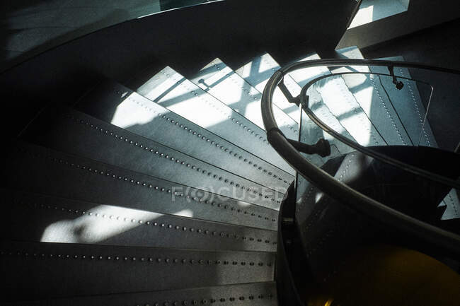 De cima vista de escadas sinuosas feitas de ferro com trilho — Fotografia de Stock