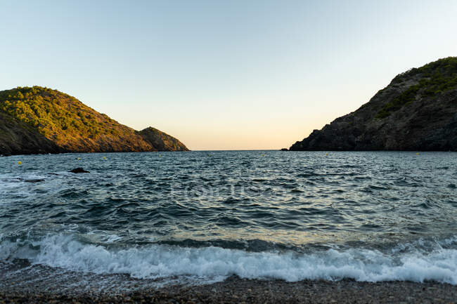 Impresionante vista de pequeñas montañas y magnífico mar ondeante en Tavallera - foto de stock