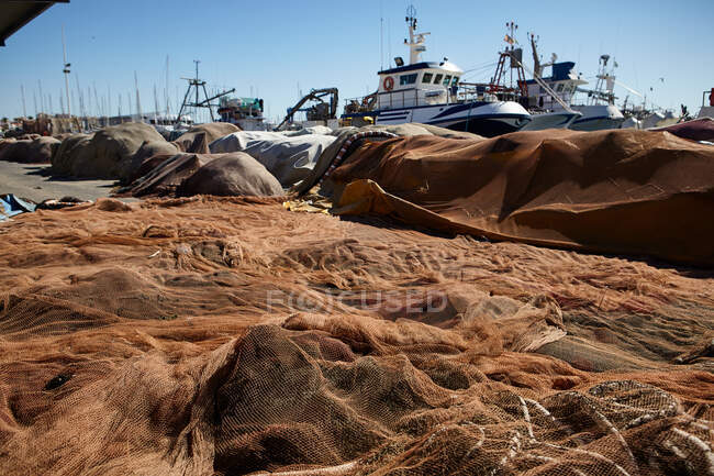 Сверху вид рыболовных сетей разного цвета, размещенных на земле — стоковое фото