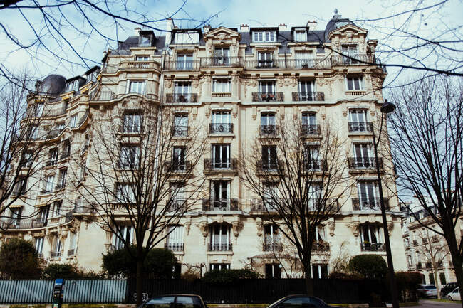 Großes traditionelles Haus an einer Straße in Paris, Frankreich. — Stockfoto