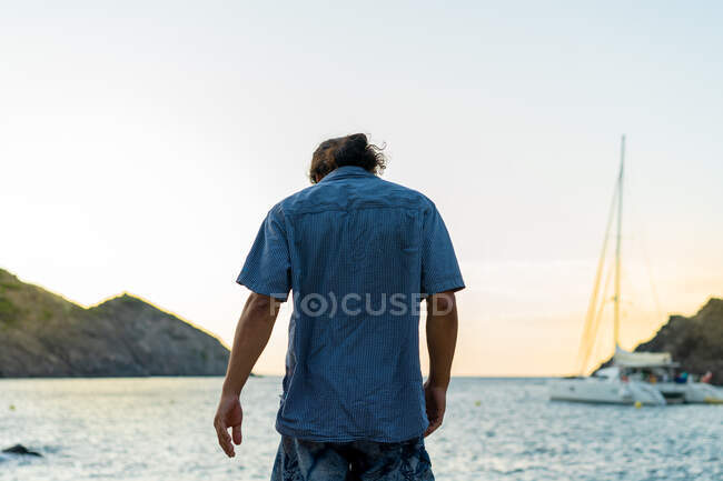 Anonymous man posing on shore — Stock Photo