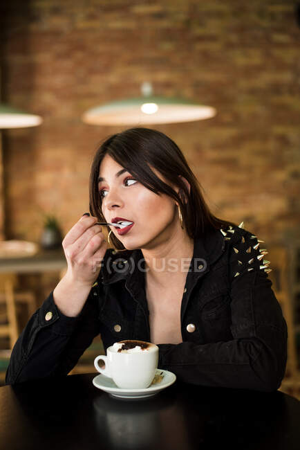 Hermosa dama sentada en la cafetería con café - foto de stock