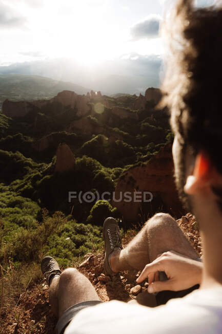 Hombre de la cosecha sentado en un paisaje pintoresco - foto de stock