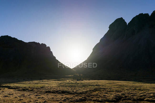 Paesaggio di sole tra le montagne — Foto stock