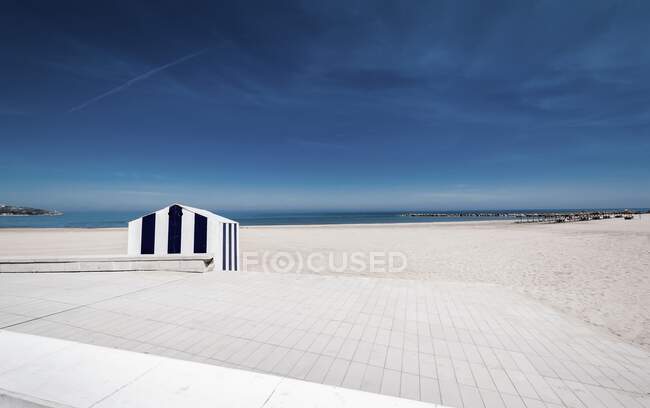 Дивовижний вид на хмарне сіре небо над порожнім пляжем з білим піском . — стокове фото