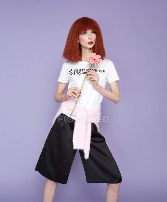 Modelo de cabelos vermelhos posando com flor em vestido vintage — Fotografia de Stock