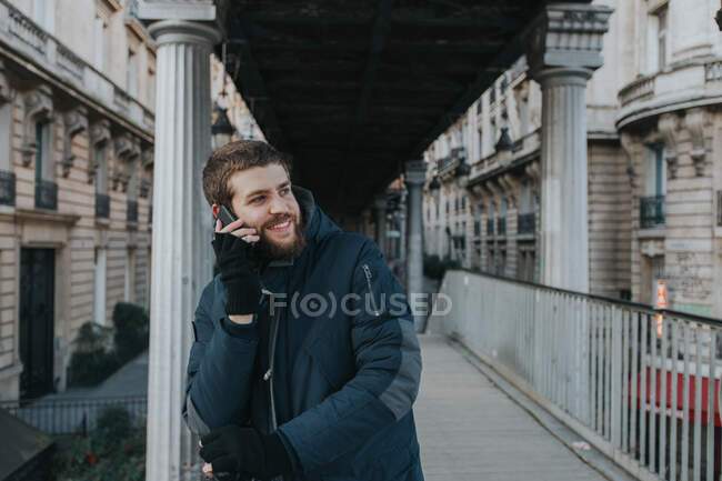 Чоловік зі смартфоном на вулиці — стокове фото