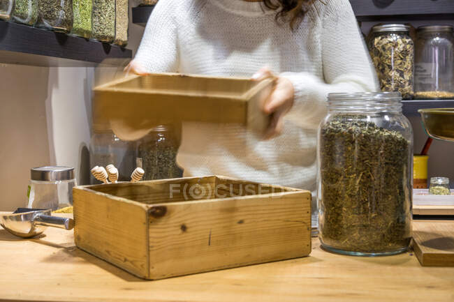 Кукурудзяна жінка працює в магазині спецій — стокове фото