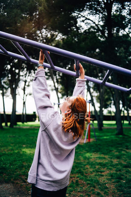 Gengibre jovem mulher fazendo esporte no parque — Fotografia de Stock