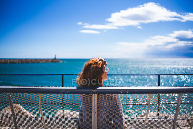 Рыжая женщина отдыхает на берегу моря — стоковое фото