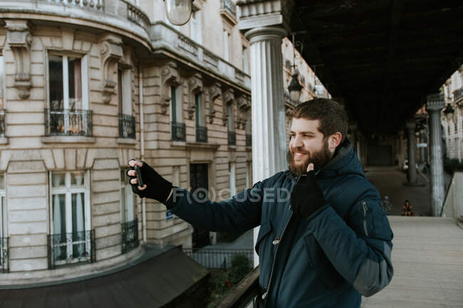 Uomo con smartphone in strada — Foto stock