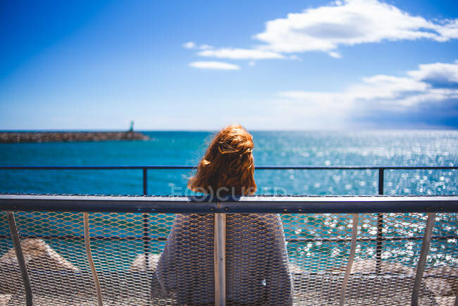 Femme rousse relaxant au bord de la mer — Photo de stock