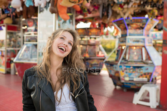 Весела жінка щаслива в парку розваг — стокове фото