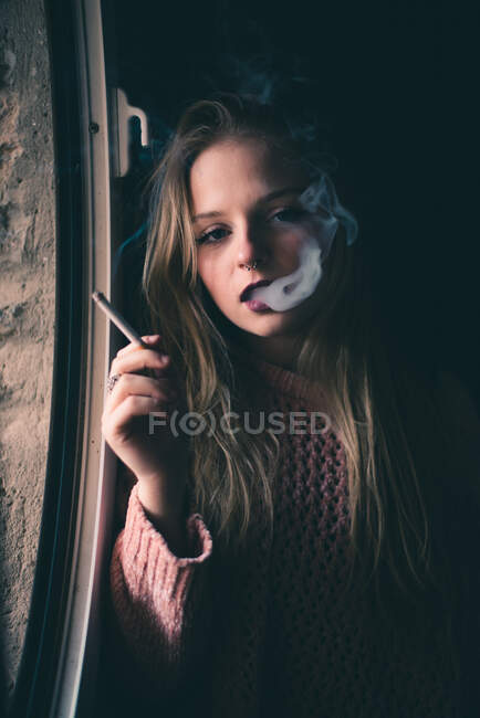 Привлекательная женщина курит — стоковое фото