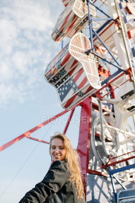 Mulher alegre feliz no parque de diversões — Fotografia de Stock