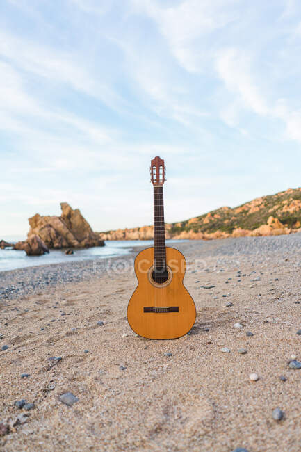 Klassische Akustikgitarre am Meer am Strand platziert. — Stockfoto