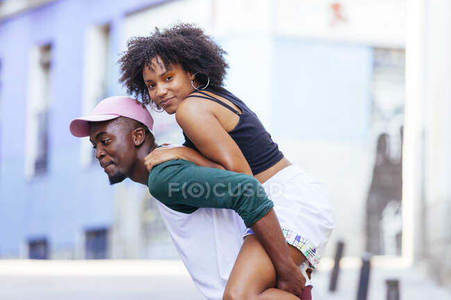 Homme et femme amusants dans la rue — Photo de stock