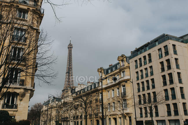 Großes Gebäude an der Straße in Paris — Stockfoto
