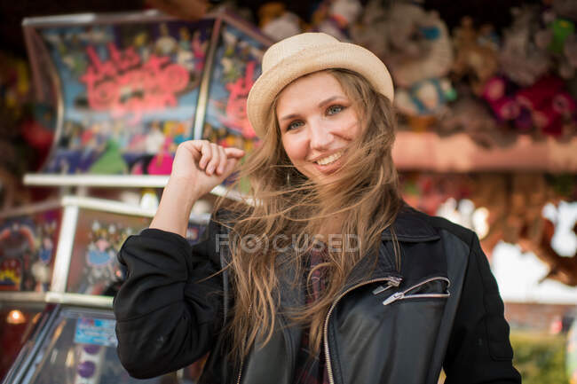 Femme joyeuse heureuse dans le parc d'attractions — Photo de stock