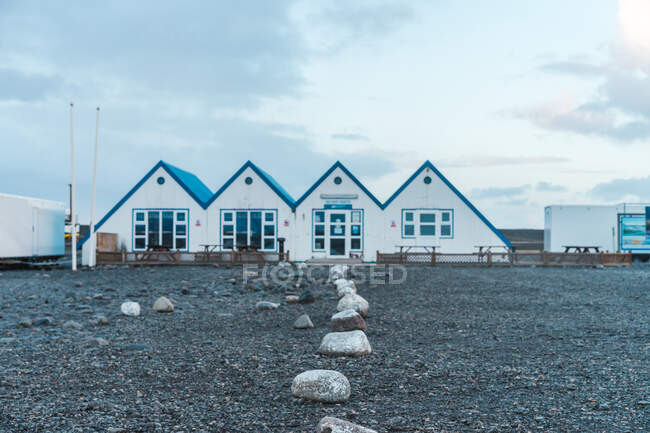 Petites maisons blanches sur terrain pierreux — Photo de stock