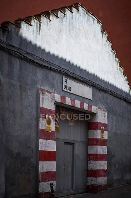 Muro di pietra grigia del garage senza cartello di parcheggio e bordo con numero — Foto stock