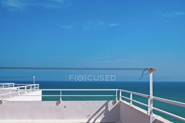 Pintoresca vista del mar y el cielo despejado desde la cubierta del crucero en el día soleado. - foto de stock