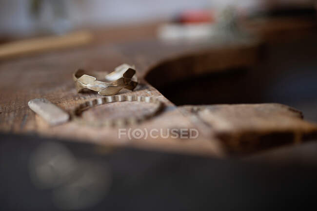 Vue rapprochée des instruments pour travaux manuels couchés sur un bureau en bois dans un atelier — Photo de stock