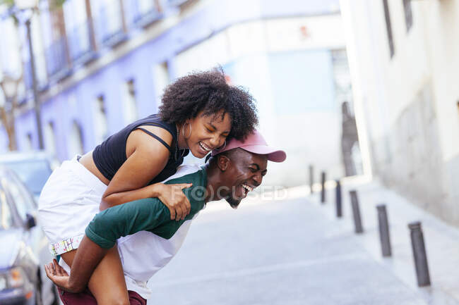 Homme et femme amusants dans la rue — Photo de stock