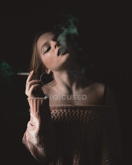 Приваблива жінка курить — стокове фото