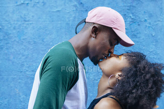 Hombre y mujer besándose en la calle - foto de stock
